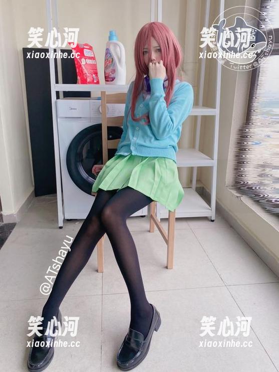 在楼道里，黑丝不止是个概念，AT鲨的最新写真来刷新你的视野！
