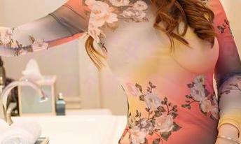 HuaYang花漾 - “女王”李可可的美图，我大胆撞出了个新壁纸喝饮料的姿势。