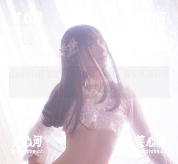 Sakiiii翎柒的吊带，超级眼熟，却又不想移开视线！