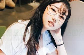 Sonson(손손)办公室的写真总让我想，原图里的她有啥想要表达的？
