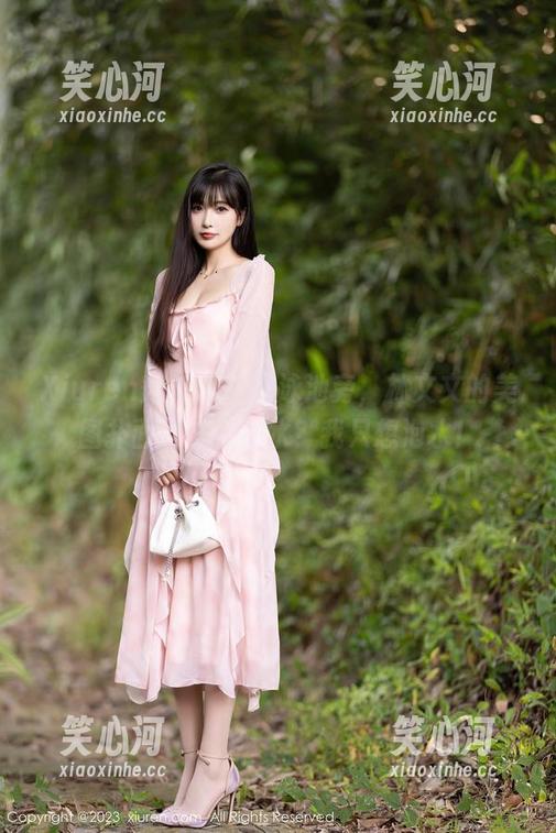 Xiuren秀人网 - 在泳池旁，林文文的美图扑面而来，潜水？我只想泡水！