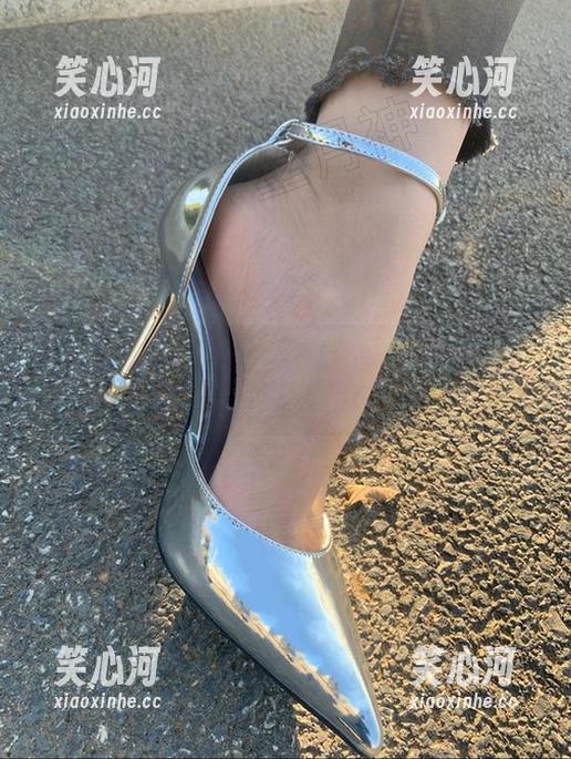 微密圈 - 走肚那里、发丝间，丝月神的红色侧空高跟鞋在高清照片中뚳7704