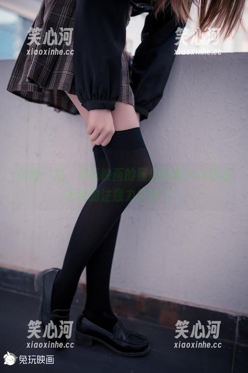 美图一出，兔玩映画的黑丝制服少女直接把我的注意力打乱了。