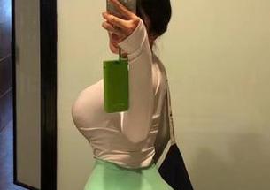 微密圈 - 天台and小芯酱，免费图册里有一种懒散的美。