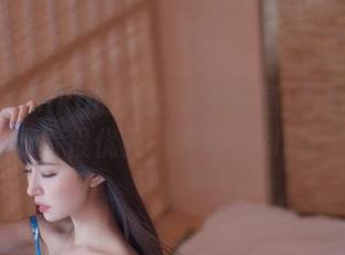 小鹿鹿shika的高清居家套图：沙发也能显得很优雅，谁能想到呢？