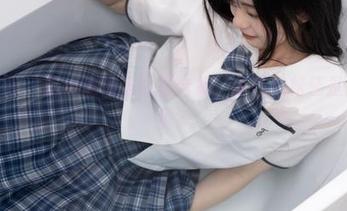 少女秩序 - 这小满海边写真合集，是在放松还是只是在晃？
