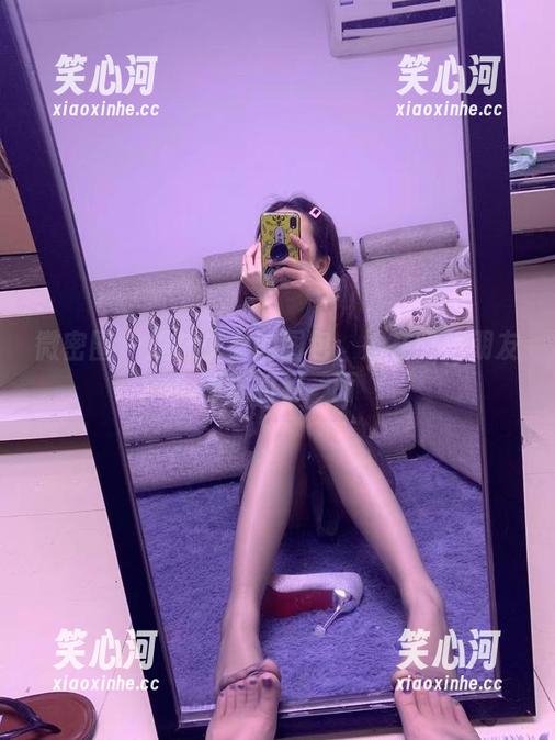提袜少女 微密圈 - 提袜少女的图包:她在微信朋友圈里的另一面