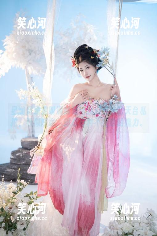星澜是澜澜叫澜妹呀 星澜是澜澜叫澜妹呀给我们展现的天台私拍,看似随意,却总有种不经意的魔力。
