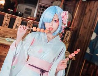 捧住校服的晕崽Zz，在线图集里展现的都是小心思
