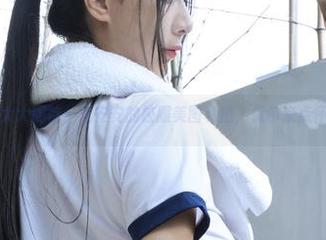 小小校园，大大期待：浅安安的校服美图私拍，偶尔来点怀旧的气息。