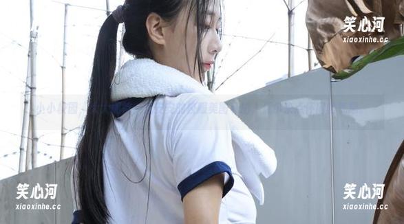 小小校园，大大期待：浅安安的校服美图私拍，偶尔来点怀旧的气息。