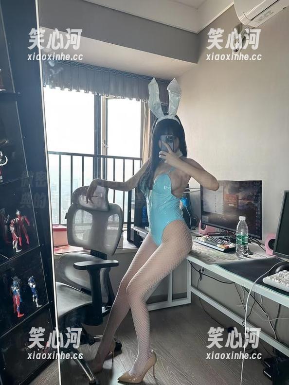 琳铛铛 微密圈 - 琳铛铛的短裤私拍–看我这条经典的宽松小布料,猜猜能藏下多少零食!