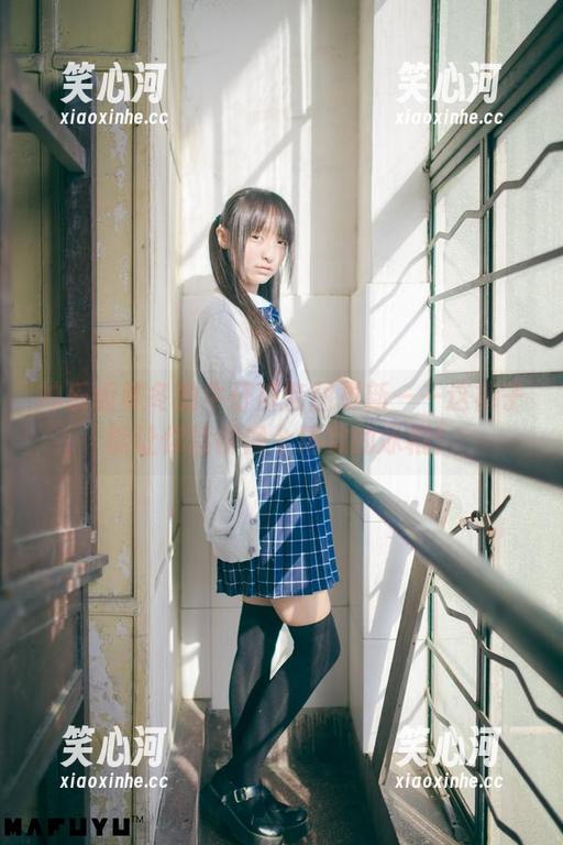 神乐坂真冬 神乐坂真冬的牛仔裤套图更新——这裤子能让你活得像个精致的冰棍!