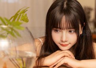 在线来一场秋山AkI的白色之约，谁敢说不想收藏这几张美图呢？