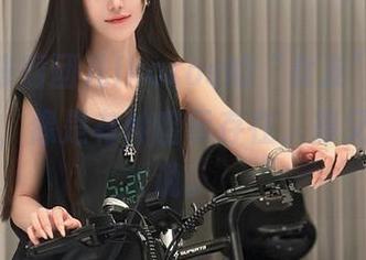 分享这张腐团儿Ikaros的“女友”，原图感逼人，像是有种暗示存在，却又不敢直说。
