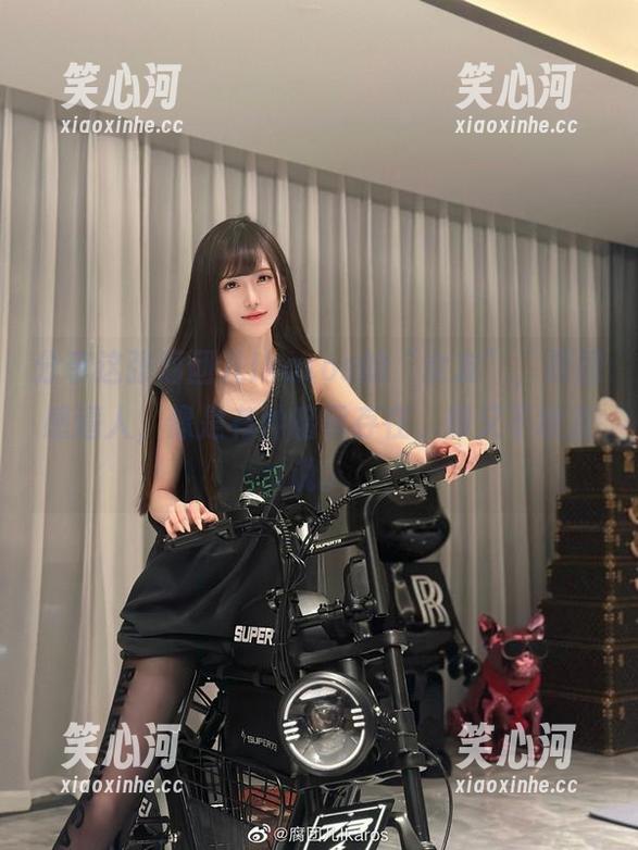 分享这张腐团儿Ikaros的“女友”，原图感逼人，像是有种暗示存在，却又不敢直说。