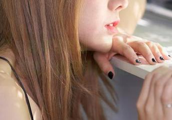 蜜桃社 - 高清写真集，萌美Moemi轻轻诉说温柔，像是耳边低语的悸动。