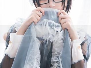 蜜汁猫裘的白丝写真，手上划过一丝微妙的温度…