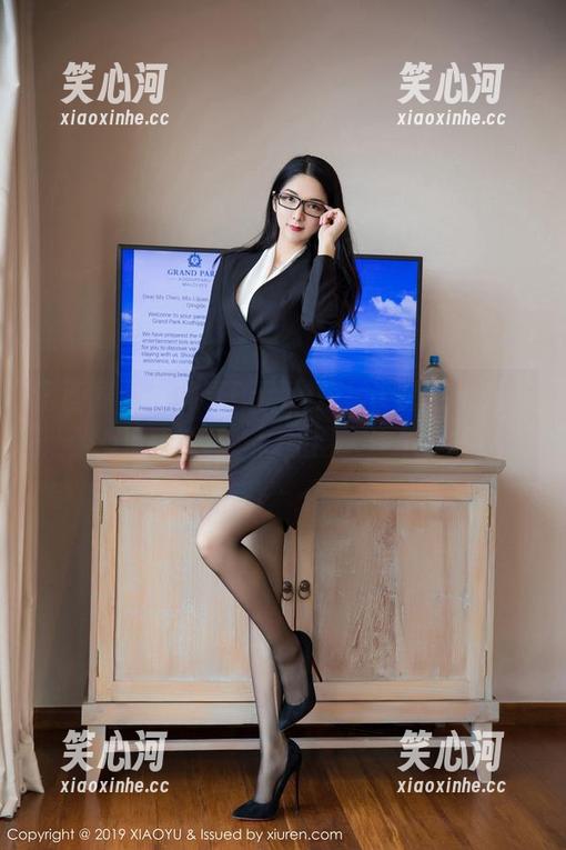 语画界 - 徐莉芝Booty短裙设计感十足，小心走路过猛，被周围人注意到哦！