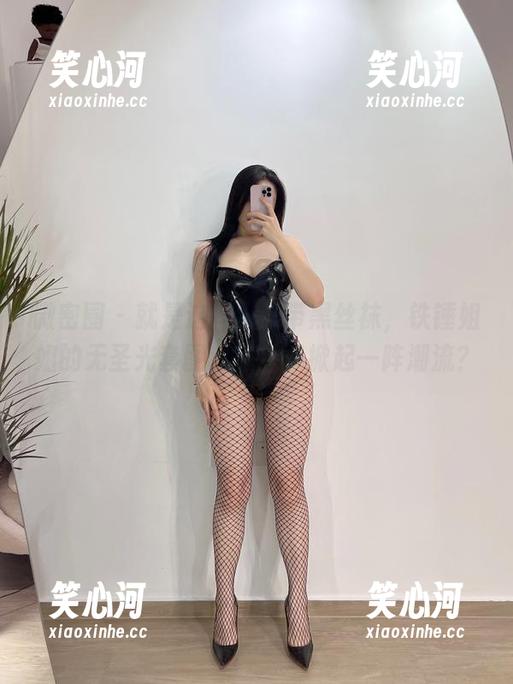 微密圈 - 就是这样，吊带黑丝袜，铁锤姐姐的无圣光套图，感觉能掀起一阵潮流？