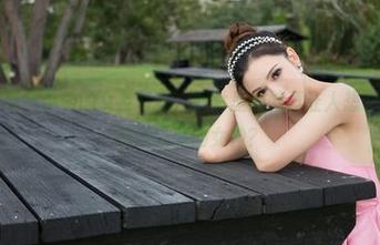 青豆客 - 看纯小希的女友写真，照片里的她真让人想聊聊，难道她是隐藏的女神？