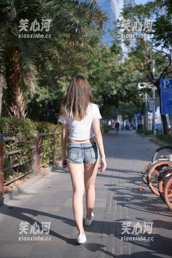 魔镜街拍 - 楼楼白色连衣裙：在线等谁让我看，太轻松了。