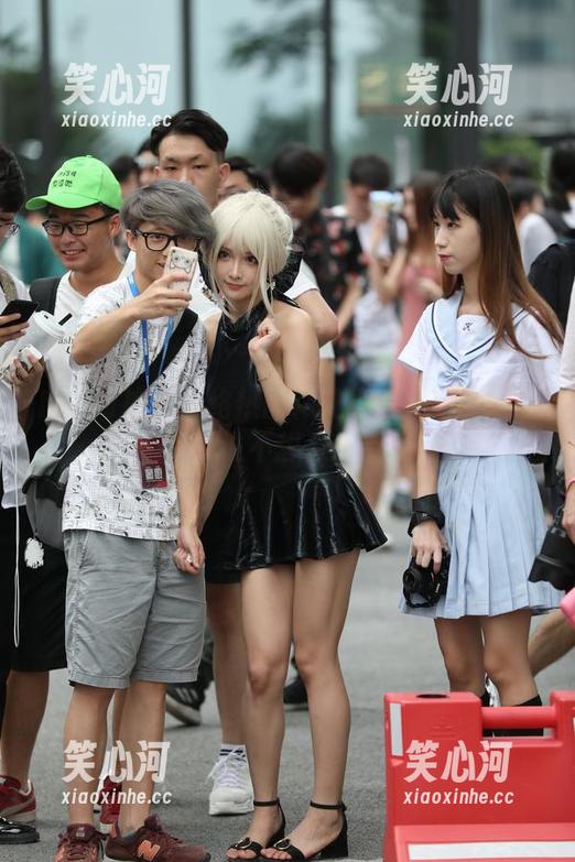 魔镜街拍 - 网络热图！艾小青穿肉丝超短裙，谁不想点一点呢