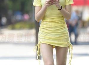 又见制服包臀裙小姐姐！魔镜街拍最新资源，为教室增添了一点轻松调调！
