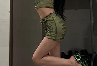 微密圈 - 下载狂欢：在黎允熙baby的黑白画卷中迷失